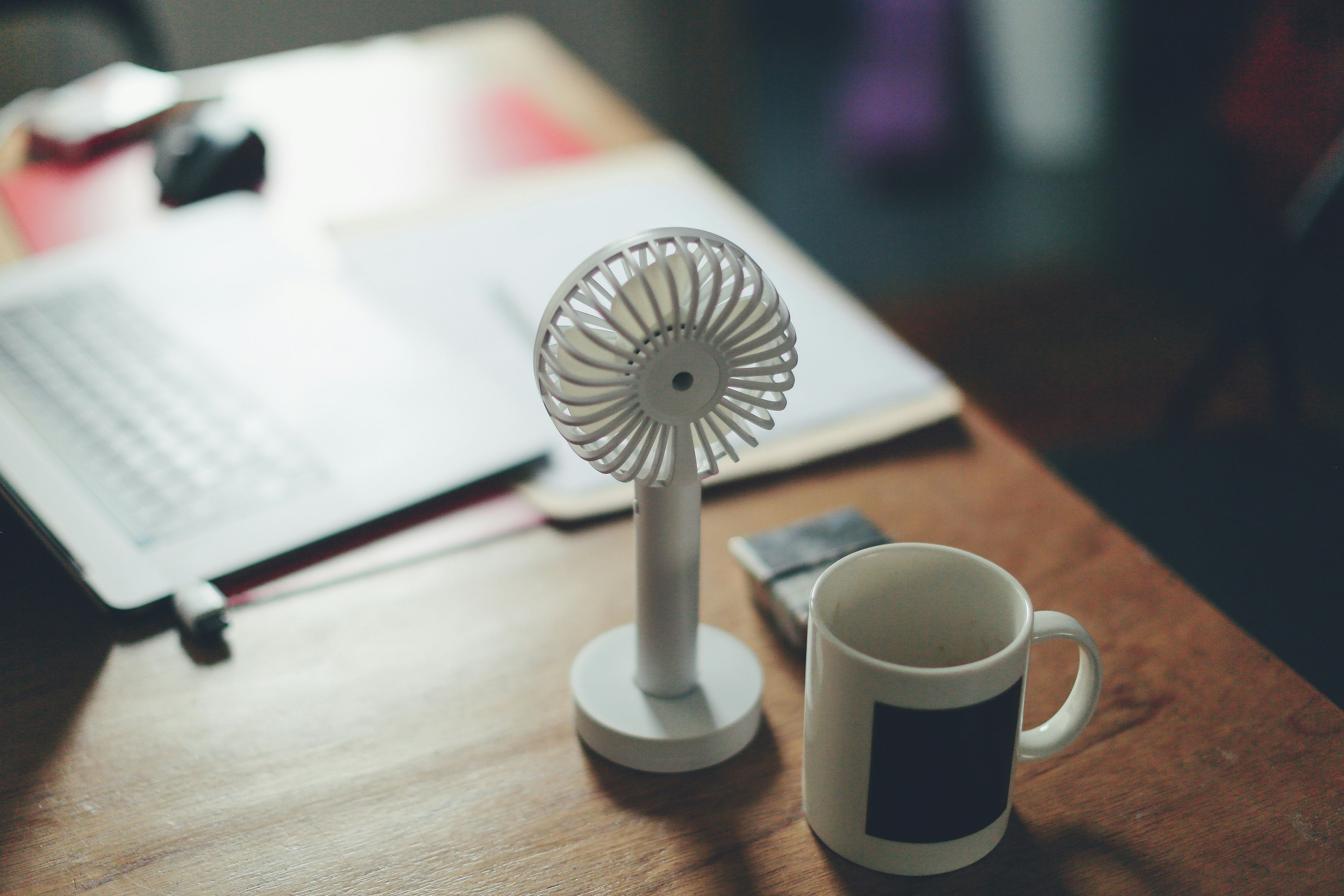 bureau avec mini ventilateur et tasse