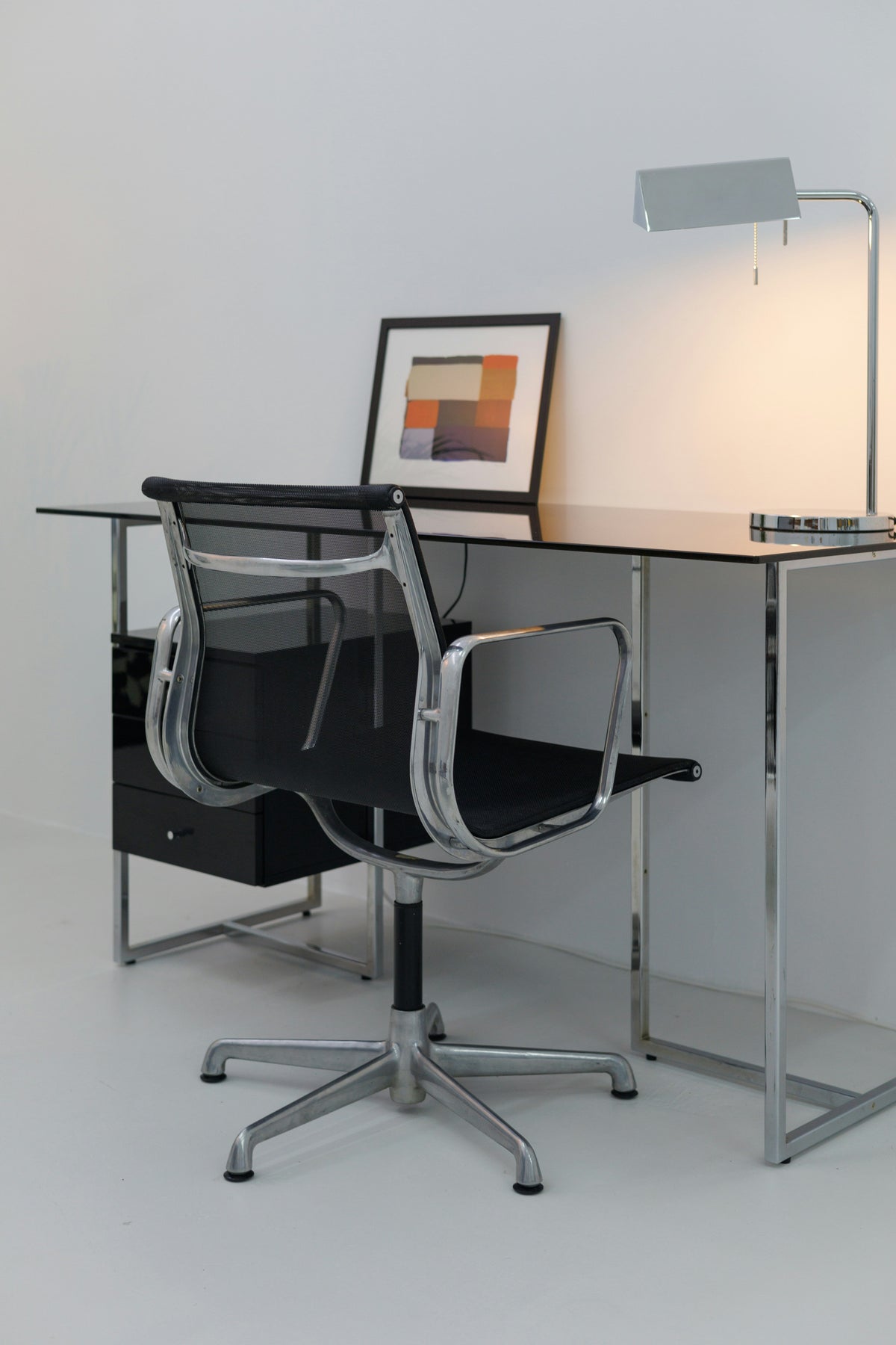 espace de travail avec un bureau en verre