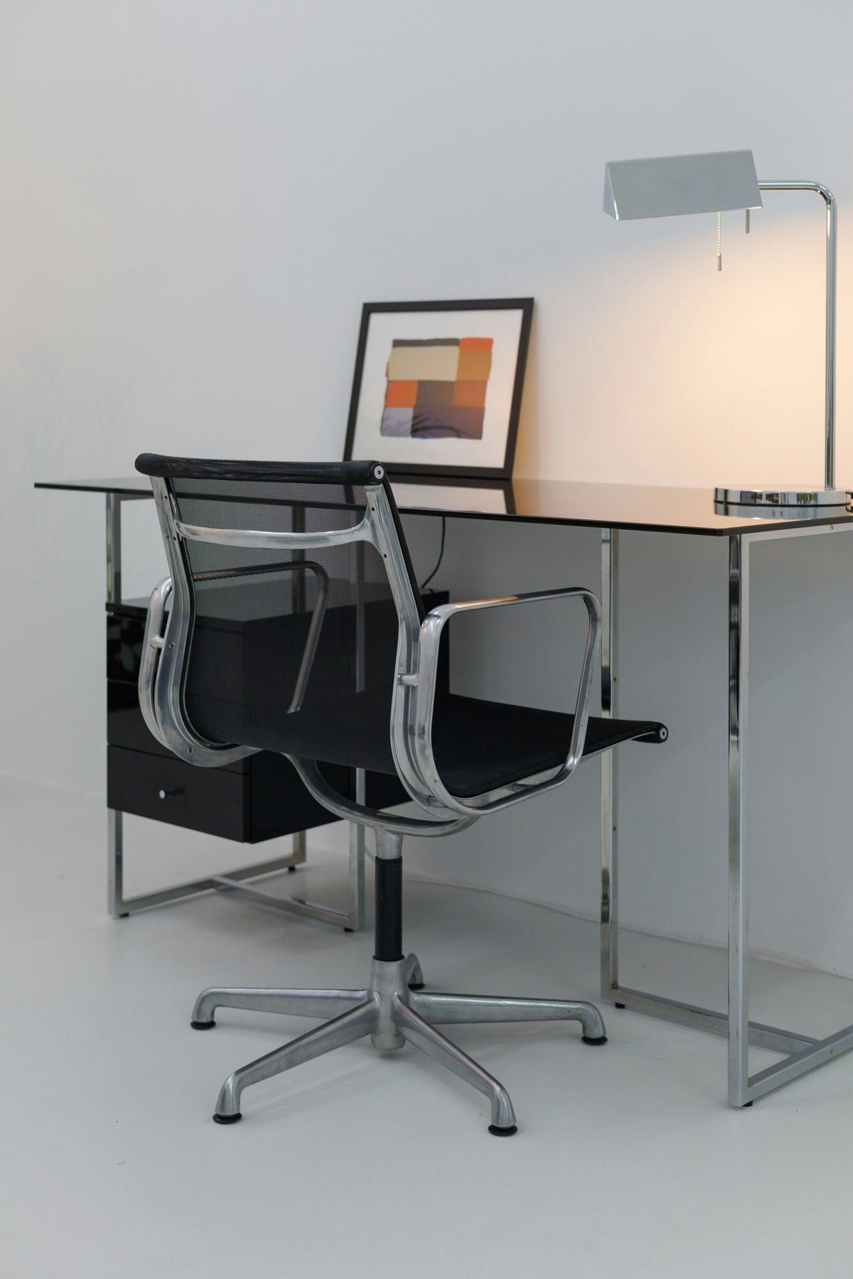 Petit bureau de verre avec chaise et lampe