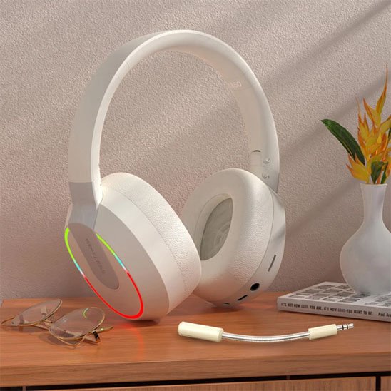 Casque audio sans fil​ blanc sur meuble