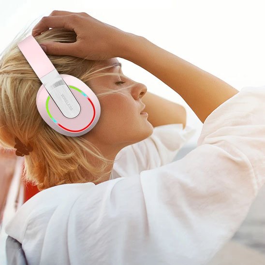 Casque audio sans fil​ rose sur tête fille