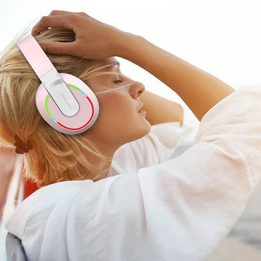 Casque audio sans fil​ rose sur tête fille