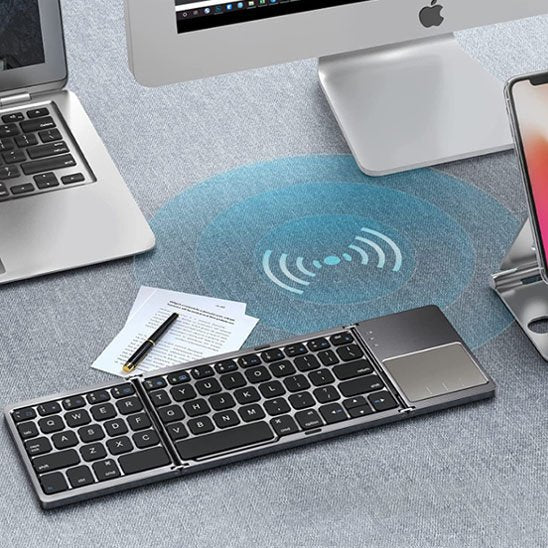 Clavier bluetooth avec pavé tactile entouré d'appareils