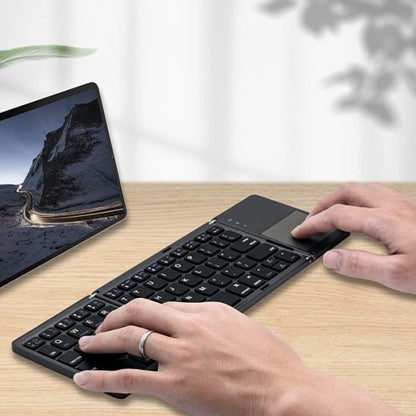 Clavier bluetooth avec pavé tactile utilisé devant une tablette numérique