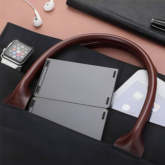 Clavier bluetooth plié et glissé dans un sac de travail
