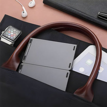 Clavier bluetooth plié et glissé dans un sac de travail