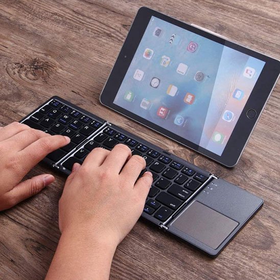 Clavier bluetooth avec pavé tactile utilisé avec un iPad