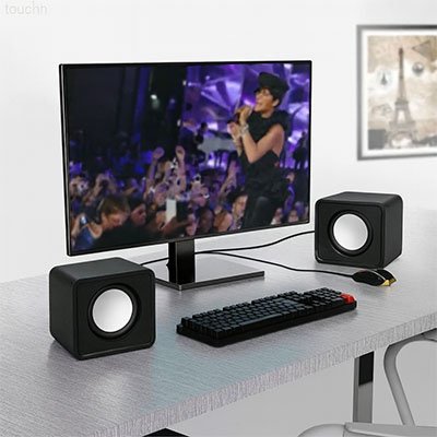 hauts parleurs 2 petits cubes noirs/blancs sur table pc