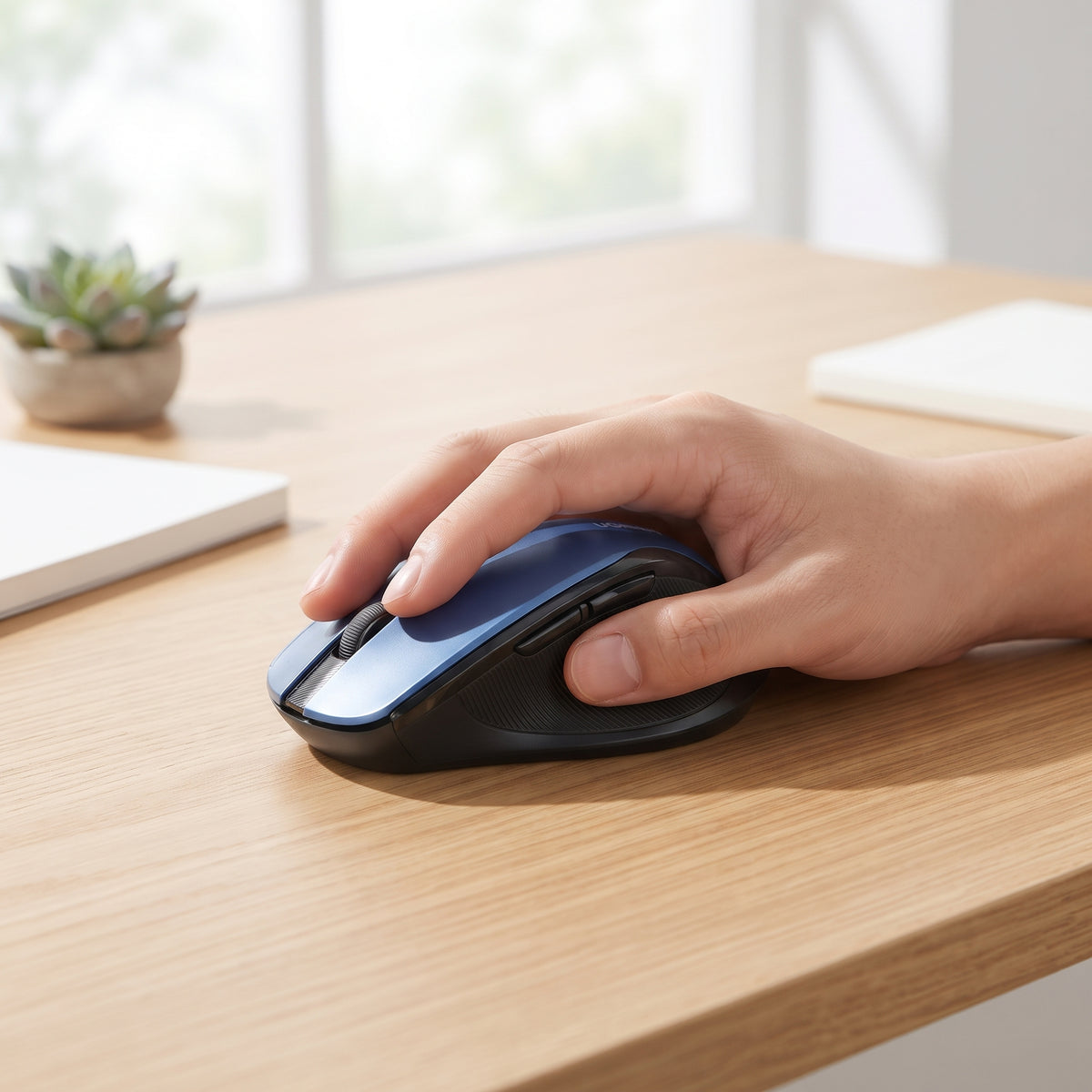 souris ergonomique bleue prise en main