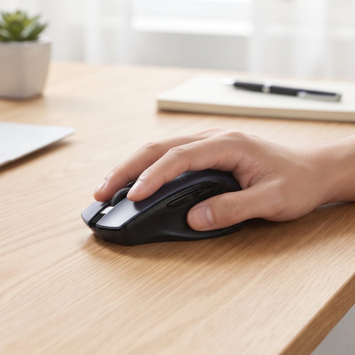 souris ergonomique noire prise en main