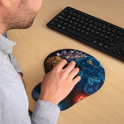 Tapis de souris ergonomique avec souris utilisée homme