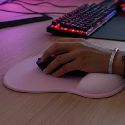 Tapis de souris ergonomique rose avec main sur souris